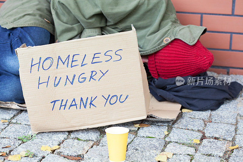 无家可归、饥肠辘辘的穷人