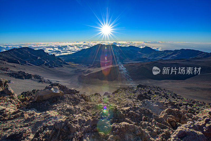 夏威夷毛伊岛哈雷阿卡拉火山口的日出