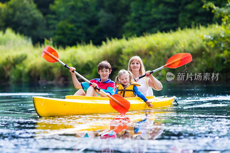 一家人在河上享受皮划艇