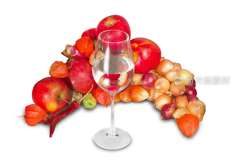 一杯水和一组成熟的水果和蔬菜