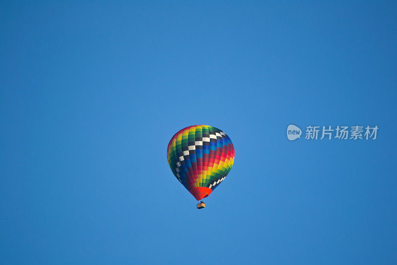 天空中的气球。