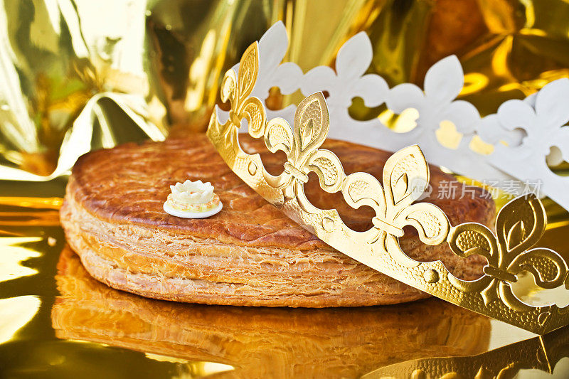 加勒特·罗斯，带着金色王冠的法国国王蛋糕