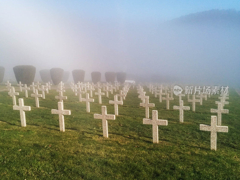 雾气笼罩的军事坟墓