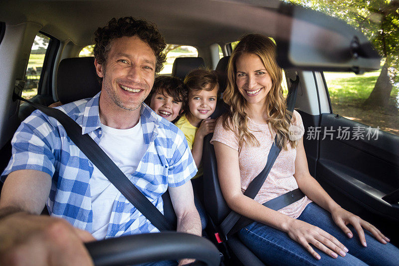 微笑的一家人坐在车里