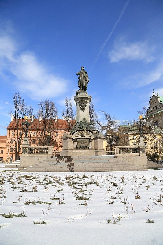 华沙的波兰诗人和作家亚当·米基维奇纪念碑