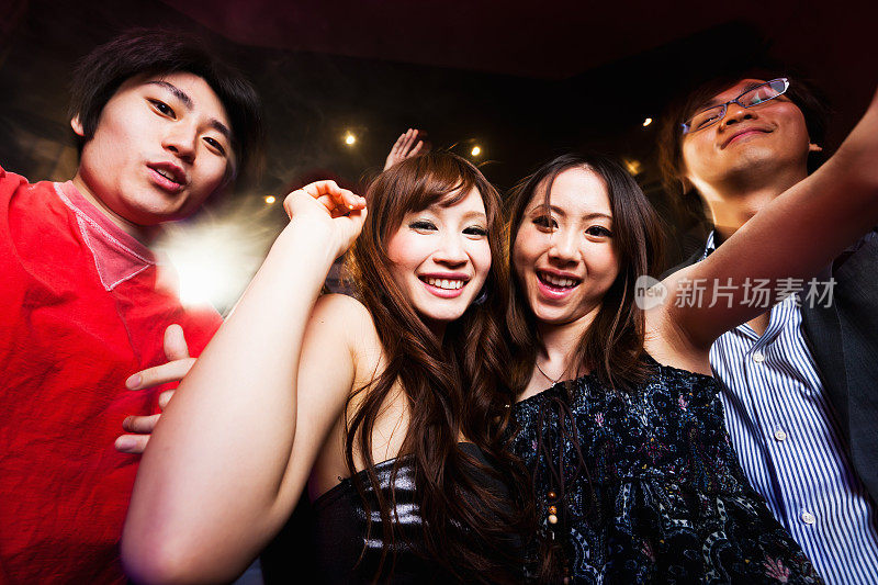 迪斯科派对年轻的日本女孩和男孩东京夜总会