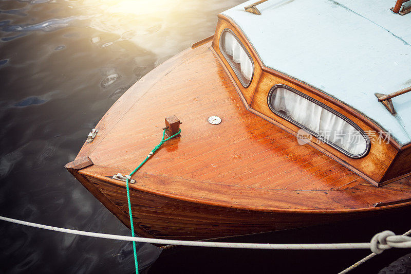 卑尔根港的一艘老式木船
