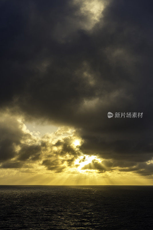 太阳遮住了加勒比海的云层