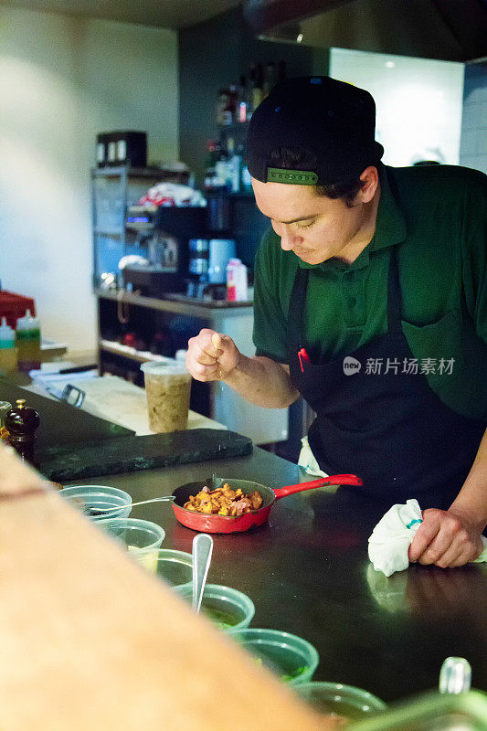 厨师为鸡油菇开胃菜调味