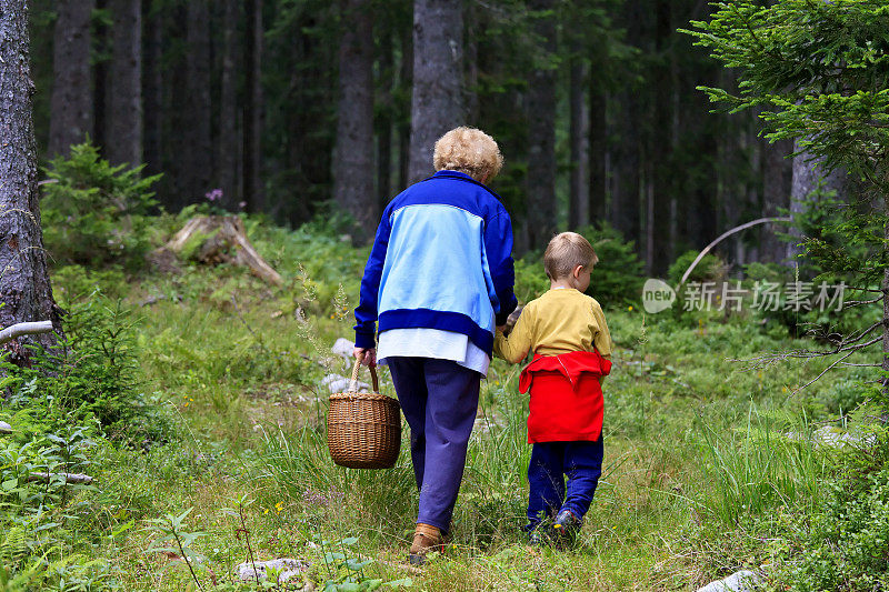 奶奶和孙子在森林里