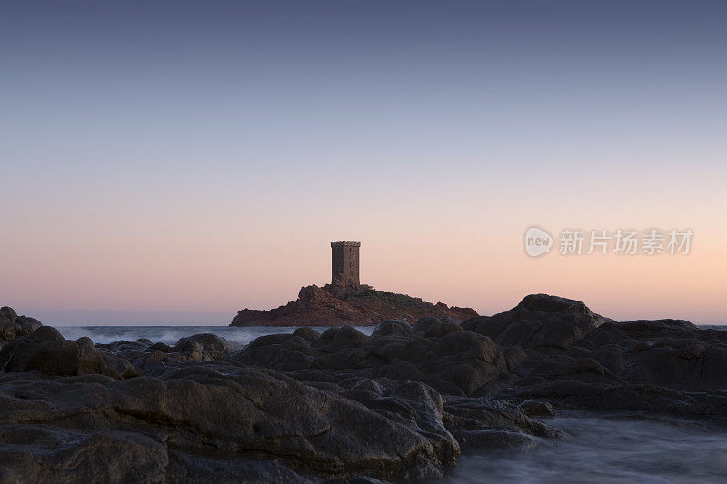 夕阳西下，在岩石嶙峋的德拉蒙特海滩上看到金岛