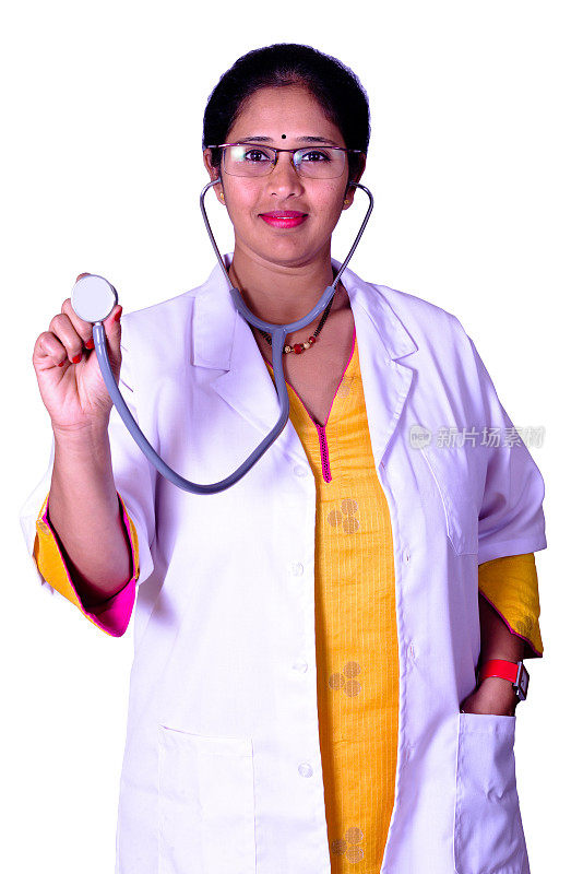 手持听诊器的女医生