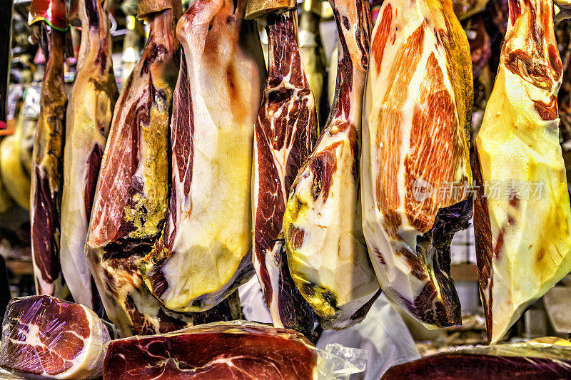 肉贩市场上陈列的火腿或腌火腿片。