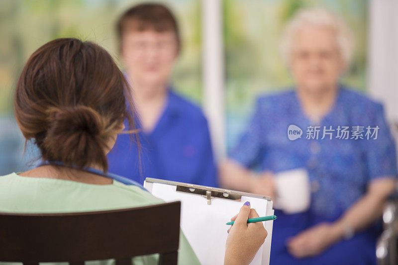 护士在养老院探望老年妇女病人。