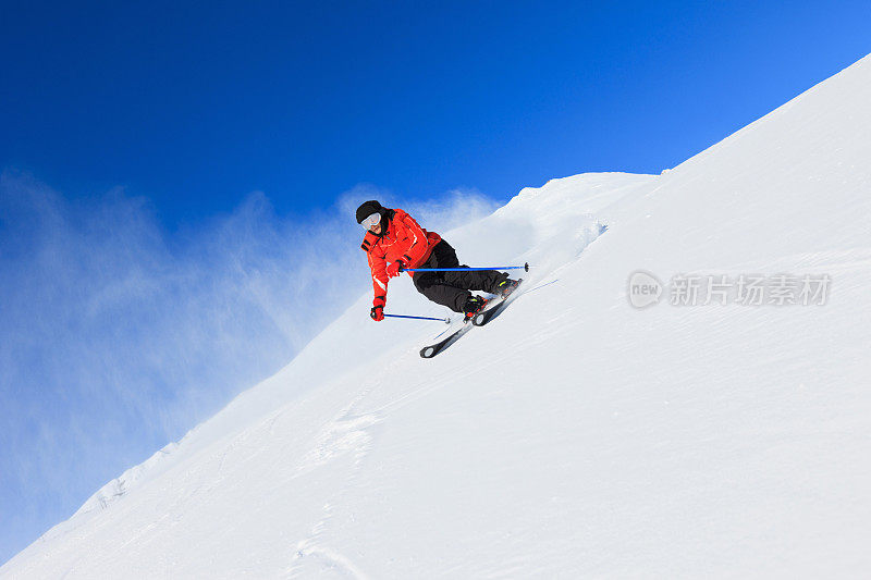 在阳光明媚的滑雪胜地滑雪的中年妇女滑雪