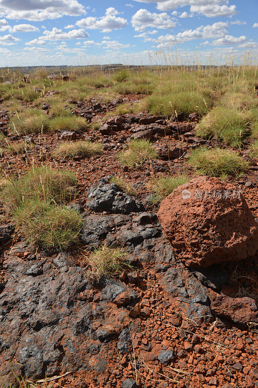 未开采的地表铁矿被尖刺包围。