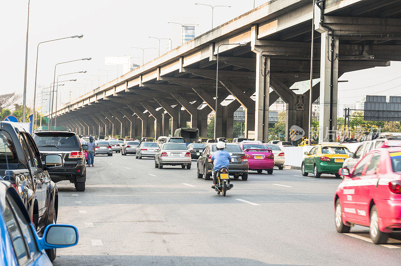 繁忙的道路和高架公路曼谷，泰国