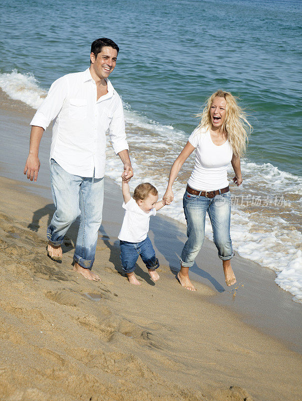 一家人带着一个儿子，在海边玩得很开心