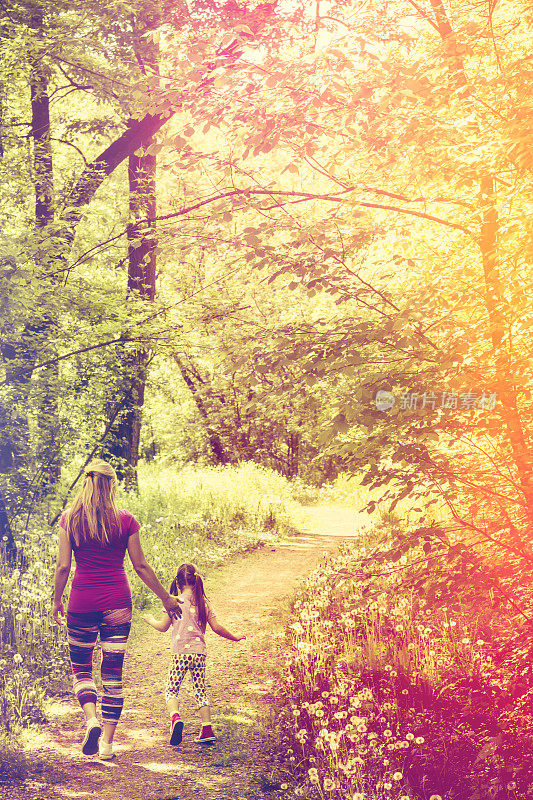 孩子和妈妈在树林里散步