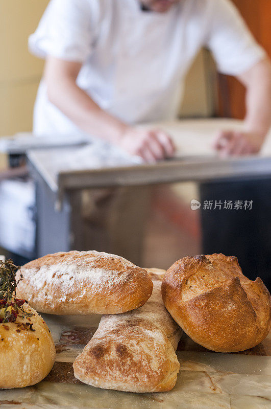 厨师准备面包面团