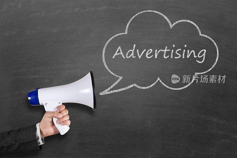 商业广告概念与扩音器在黑板上