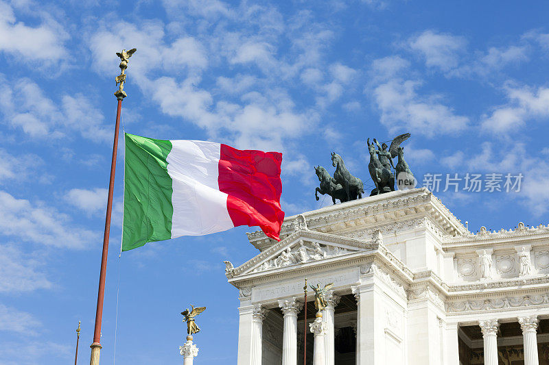 意大利国旗在维托里奥·埃马努埃莱二世纪念碑在罗马
