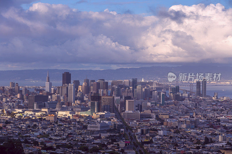 旧金山天际线鸟瞰图与海湾大桥的背景