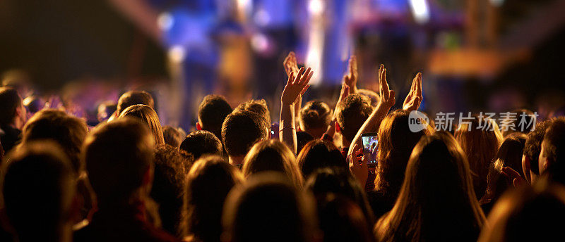 在音乐节上，观众举起双手