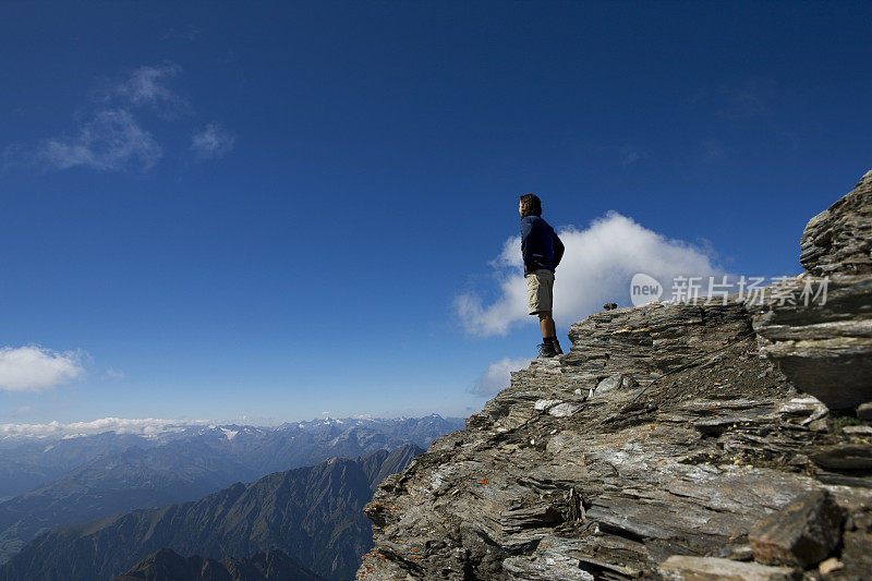 年轻人站在山顶