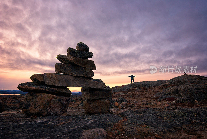 加拿大努勒维特巴芬岛日落inukshuk。