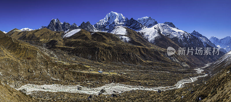 夏尔巴人的农场在遥远的喜马拉雅山峰上，尼泊尔全景
