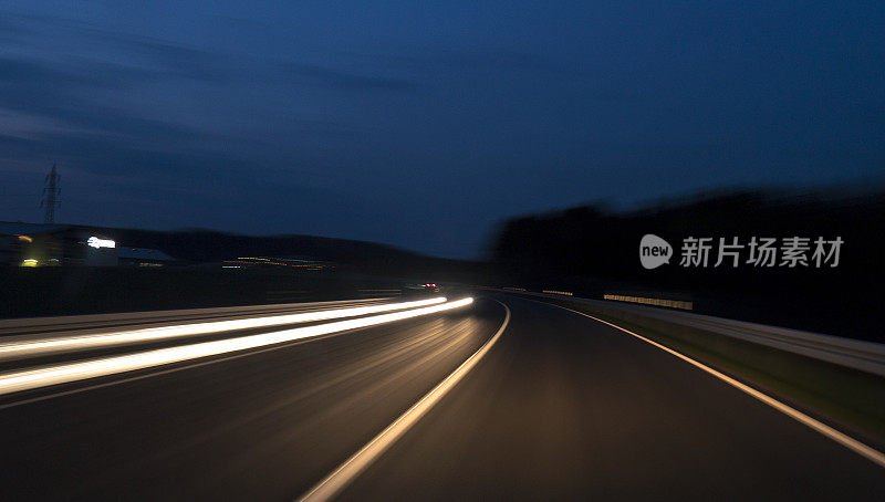 迎面而来的交通曲线乡村道路黄昏