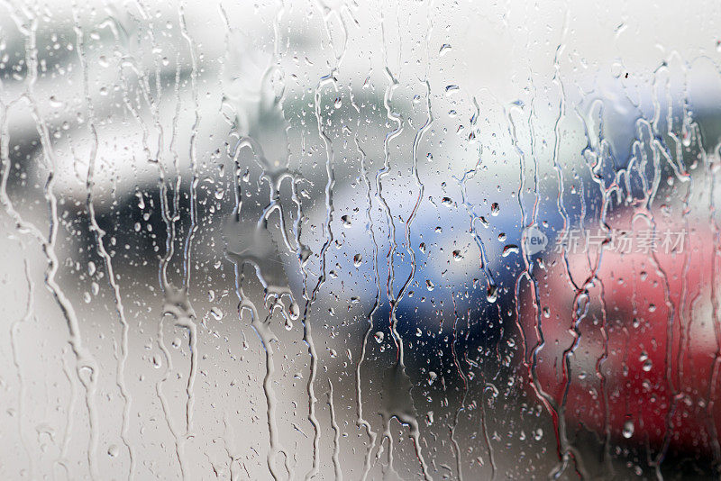 雨点落在窗户上，下雨的天气，雨的背景