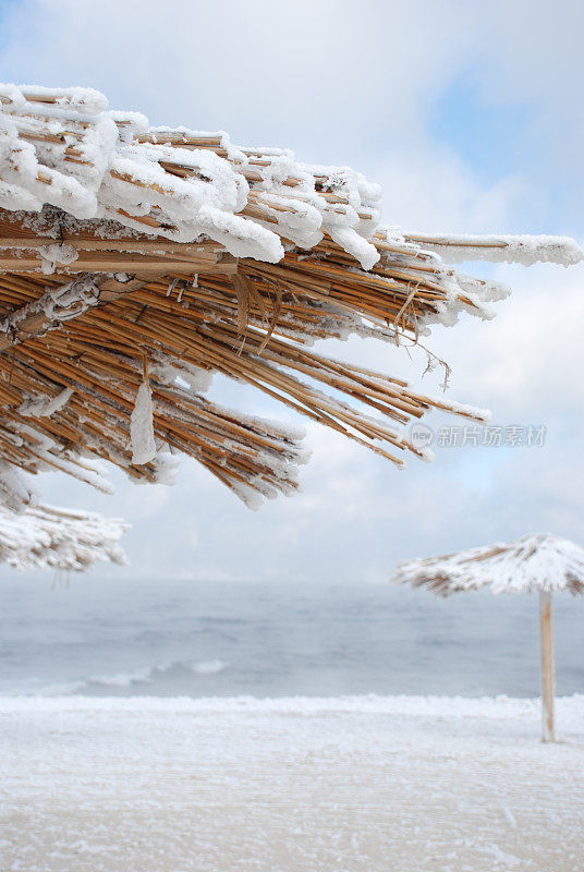 雪下的海滩雨棚