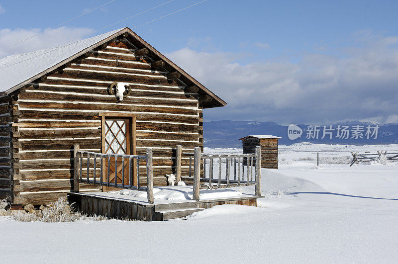 雪覆盖的小屋