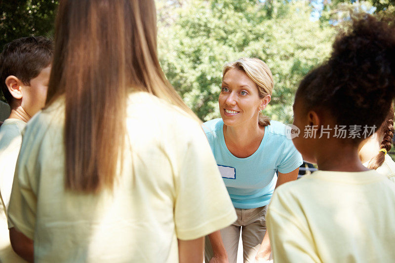 一位中年教师和她的学生在野外旅行