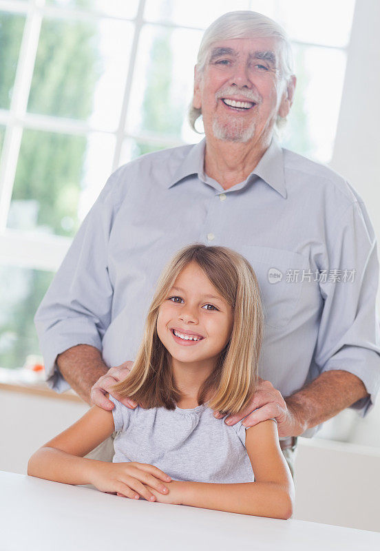 祖父把手放在孙女的肩膀上