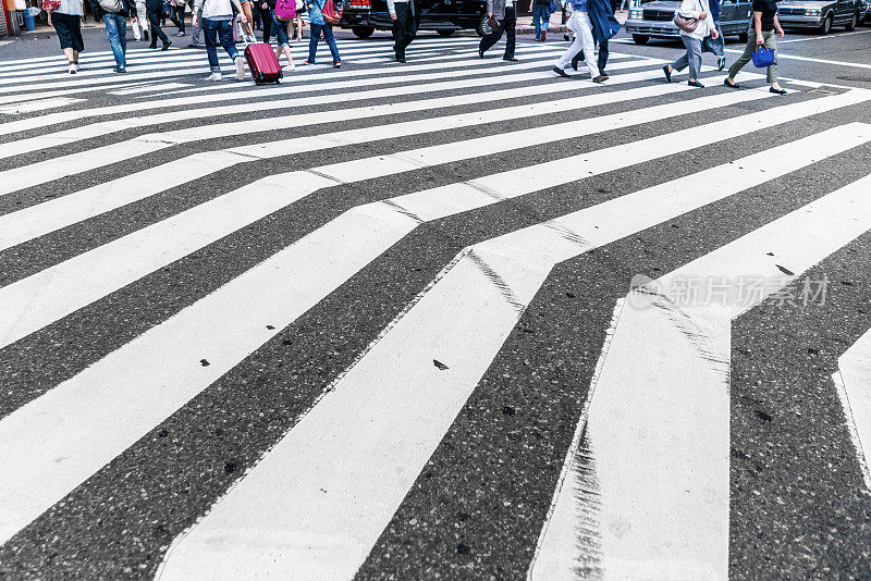 人行道，城市中的行人