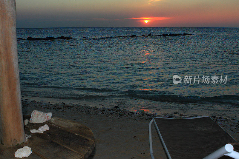 海滩小屋下的日落