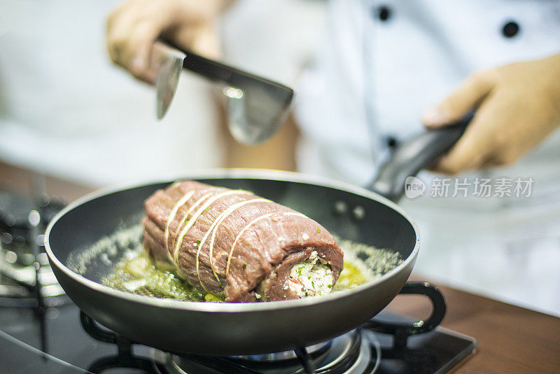 厨师准备肉