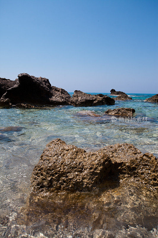 海滩和海边的岩石