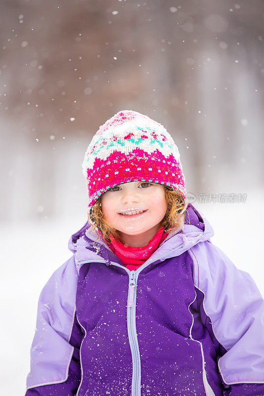 紫衣少女脸上有雪