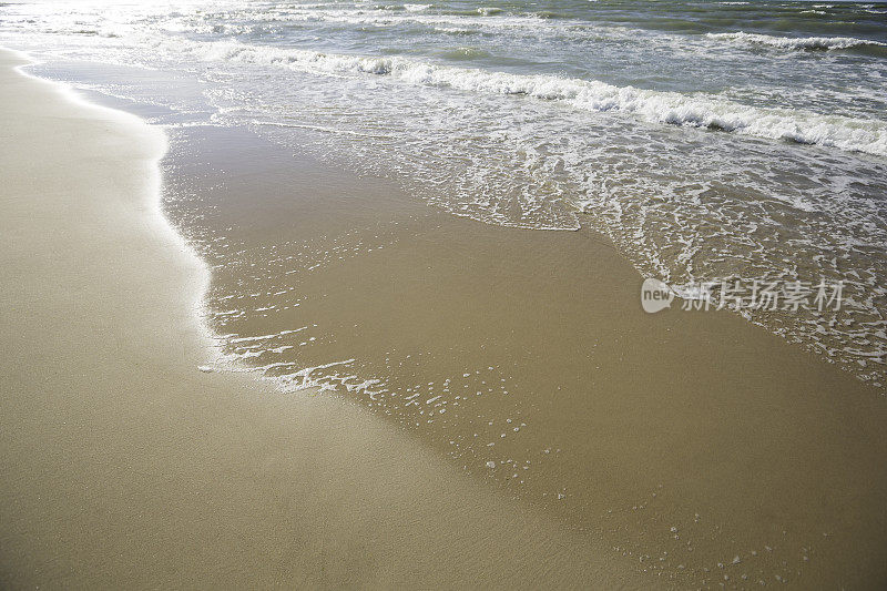 海浪在沙滩上轻轻交换