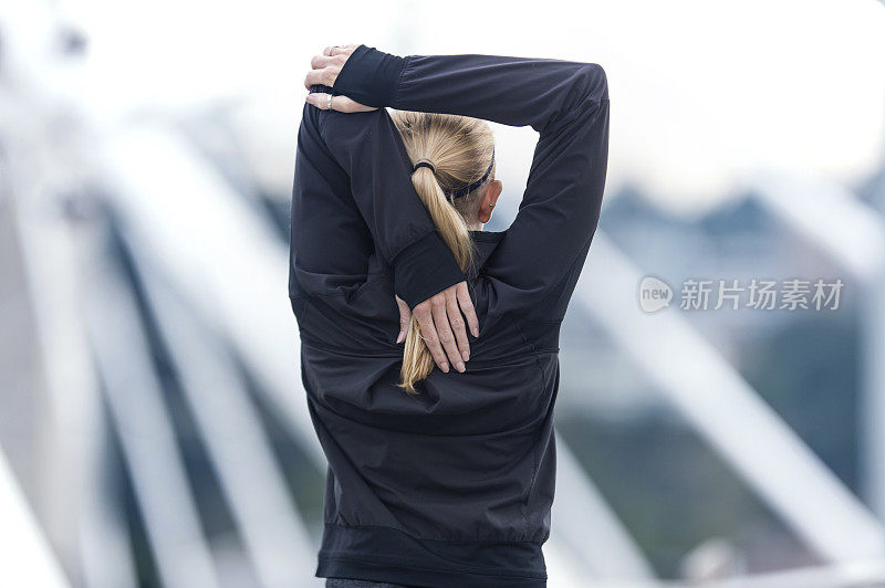 成年女性将手臂伸到背后