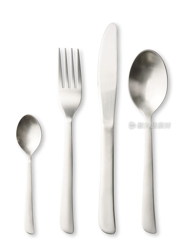 桌上的刀，勺子，茶匙和叉子在白色的背景