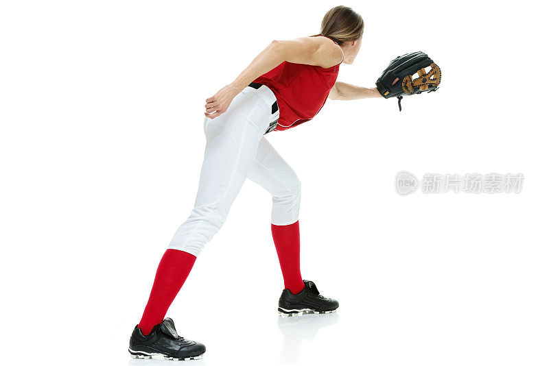 垒球运动员接球时的后视图