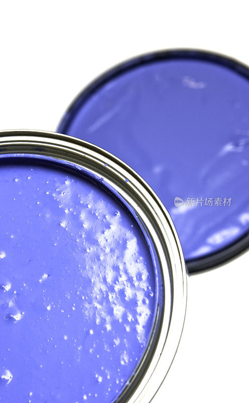 蓝色油漆罐和盖子隔离在白色背景
