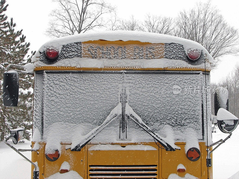 白雪覆盖的黄色校车正面视图