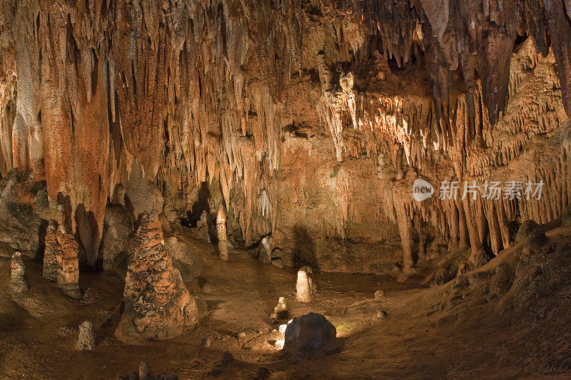 大洞里有许多五颜六色的钟乳石
