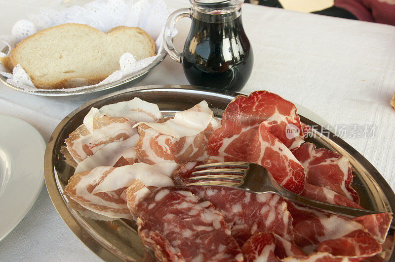 意大利午餐-冷肉拼盘和酒